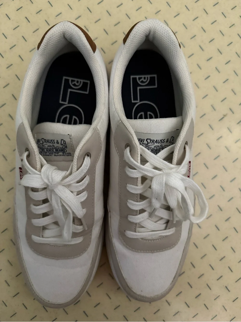 Levi's Men’s Casual White & Light Gray Low-Top Sneakers